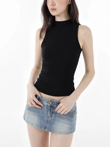Eng anliegendes schwarzes ärmelloses Top mit Stehkragen und Vintage-Jeansrock für Damen