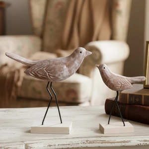 Paar vintage Scandinavische houten vogelsculpturen op witte sokkels voor huisdecoratie
