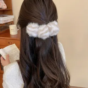 Pince à cheveux élégante en peluche beige avec trois pompons en fausse fourrure
