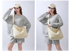 Bolso bandolera beige de lona de algodón de gran capacidad mostrado en modelo para uso diario