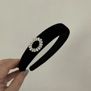 Serre-tête élégant en velours noir orné d'un strass étincelant pour femmes