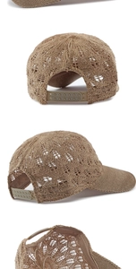 Dettaglio macro del cappellino beige a uncinetto con trama traforata e cinturino regolabile