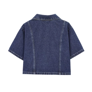 Vue arrière d'une veste décontractée en denim bleu à manches courtes de haute qualité