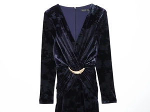 Dettaglio scollo a V su abito in velluto blu navy con decorazione in metallo dorato