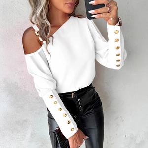 Weiße Off-Shoulder Bluse mit Metallschnalle und goldenen Knöpfen an den Ärmeln