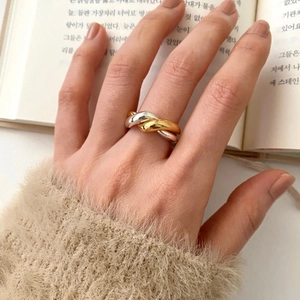 Elegant 925 silver interwoven ring in gold and silver finish with minimalist style