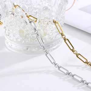 Détail de chaînes de lunettes à maillons carrés en finitions or et argent poli