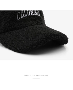Dettaglio ravvicinato di un cappellino da baseball in pile nero ricamato Colorado