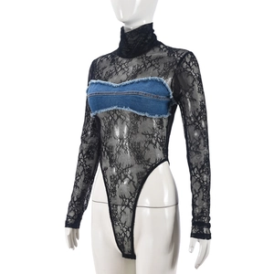Détail d'un body en dentelle transparente avec patchwork denim et col montant