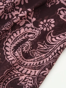 Vue macro détaillée du tissu en mousseline violette avec motif paisley élégant