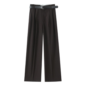 Vue détaillée du pantalon large à fines rayures marron foncé avec ceinture en cuir noir