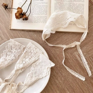 Bandeau en dentelle florale blanche pour bébé avec nœud vintage et rubans