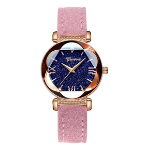 Detalle del reloj con correa rosa, esfera azul de cielo estrellado y caja oro rosa