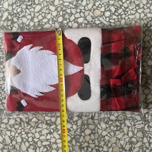 Détail de la housse de chaise de Noël avec Père Noël brodé et dimensions sur tissu écossais