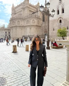 Detalle del conjunto de blazer de mezclilla gris oscuro y pantalones de pierna ancha