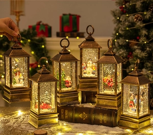Détail de lanternes de Noël vintage en bronze avec bonhomme de neige et effets LED