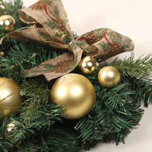 Goldener Weihnachts-PVC-Umkehrbaum mit festlichem Schmuck und Sackleinen-Schleife