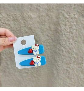 Detailansicht der blauen Tropfen-Haarspangen mit 3D Hello Kitty und roten Herzen