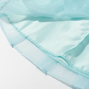 Gros plan détaillé des coutures du tissu bleu clair et finition soignée de l'ourlet