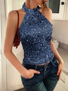 Detaillierte Ansicht des eleganten blauen Pailletten-Neckholders mit blauer Jeans