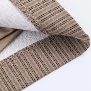 Détail macro d'un ourlet en tissu à fines rayures avec couture double aiguille
