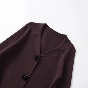 Blazer en maille marron foncé avec d'élégants boutons fleurs noirs et col à revers