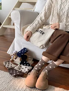 Gros plan de chaussettes en laine à pois vintage marron et bleu marine pour l'automne