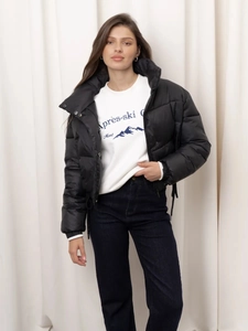 Λεπτομέρεια εκτύπωσης βουνού Après-ski σε λευκό t-shirt με μαύρο φουσκωτό μπουφάν