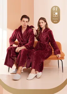 Dettaglio dell'accappatoio peluche bordeaux con trama a nido d'ape e risvolto classico