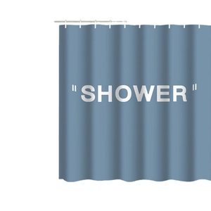 Rideau de douche minimaliste en polyester bleu avec typographie SHOWER et crochets