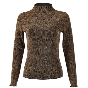 Détail de la maille bronzée métallique avec manches longues ajustées et col montant haut