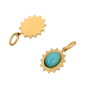 Detailaufnahme eines goldenen Sonnenanhängers mit Türkisstein und kleiner Öse