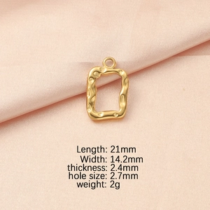 Detailed dimensions of gold irregular rectangle pendant with length 21mm and weight 2g