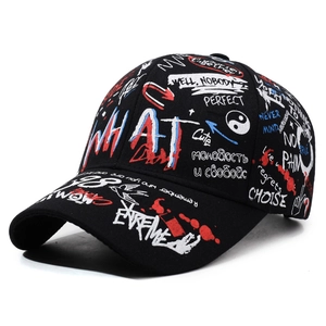 Casquette de baseball noire style graffiti avec lettrage street art et silhouette d'oiseau
