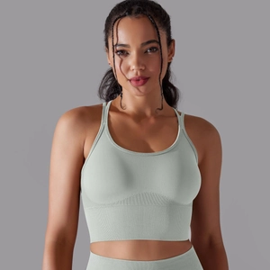 Détail frontal de l'ourlet côtelé sans couture d'un soutien-gorge de sport vert clair