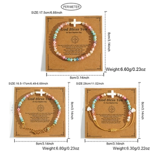 Set di braccialetti con perline color macaron con ciondolo a croce e confezione