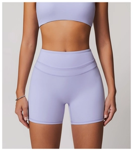 Détail du short de yoga lilas à taille haute montrant le tissu élastique et la coupe gainante