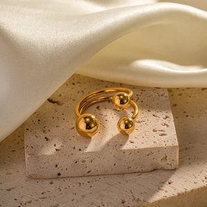 Détail d'une bague ouverte plaquée or 18 carats avec trois sphères sur pierre