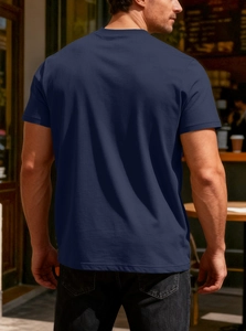 Dettaglio del tessuto a nido d'ape blu navy sul retro della maglietta casual da uomo