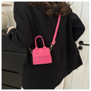 Rückansicht eines Modells mit einer rosa Mini-Umhängetasche mit verstellbaren PU-Riemen