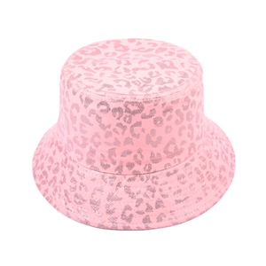 Dettaglio del cappello alla pescatora rosa leopardato con texture metallica