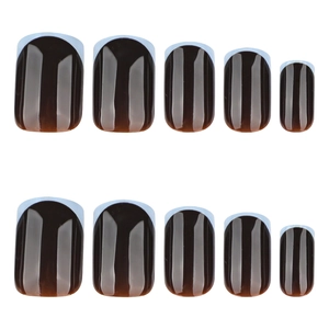 Faux ongles carrés courts avec dégradé marron et contours délicats bleu clair