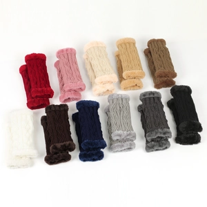 Détail de gants en tricot sans doigts multicolores avec poignets doux en fausse fourrure