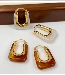 Detail of amber and marble U-shaped hoop earrings with 18K gold-plated finish