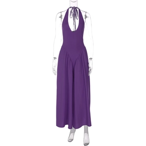 Detailansicht des lila Neckholder-Jumpsuits mit tiefem V-Ausschnitt und weitem Beinschnitt