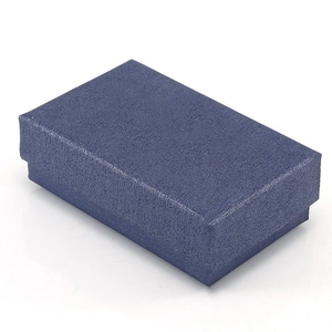 Elegante scatola regalo rettangolare blu per collane e ciondoli su sfondo bianco