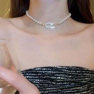 Collier ras du cou en perles de style français avec boucle élégante sertie de zircons