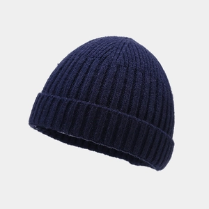 Detailansicht der dunkelblauen Strickmütze mit Rippenmuster und dicker Textur für Winter