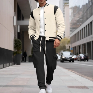 Giacca baseball uomo crema e nera con pantaloni cargo, stile streetwear casual