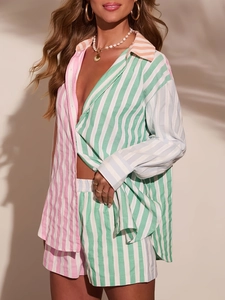 Buntes gestreiftes Damen-Set aus Hemd und Shorts für den Sommerurlaub am Strand